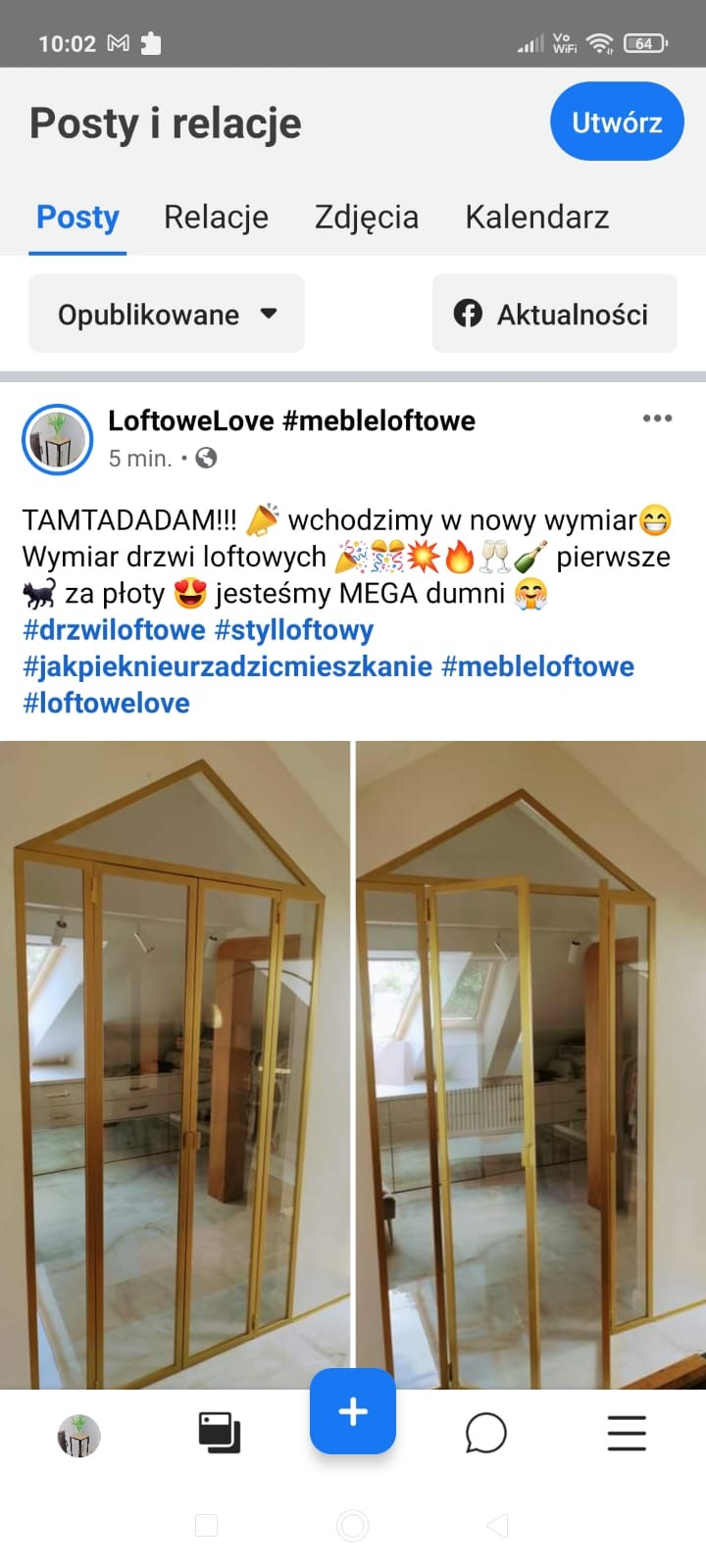 Dwa ujęcia szafy z przesuwnymi, szklanymi drzwiami w stylu loftowym z ramą w kolorze złotym, wkomponowanej w skos dachu na poddaszu.
