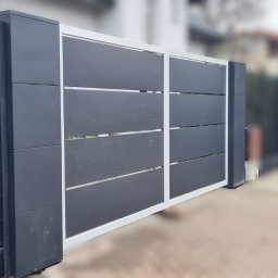 Klanse sp. z o.o. - Nowoczesna brama przesuwna z poziomymi panelami w kolorze grafitowym, osadzona na masywnych, ciemnych słupkach z dekoracyjnymi płytkami, widoczna z perspektywy lekko z boku, z fragmentem siatki...