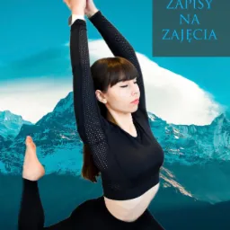 Kobieta w czarnym stroju sportowym prezentuje zaawansowaną pozycję jogi na tle górskiego krajobrazu, informacja o zapisach na zajęcia w Kłodzku.