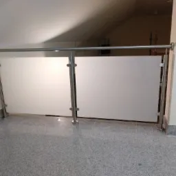 Balustrada ze stali nierdzewnej polerowanej i szkła mlecznego