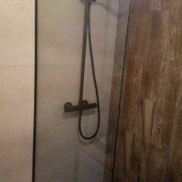 Montaż szyby prysznicowej, z powłoką Easy Clean. 