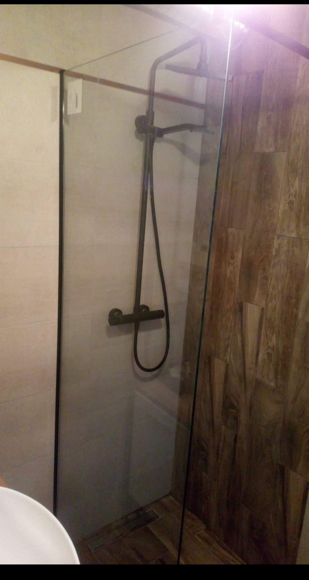 Montaż szyby prysznicowej, z powłoką Easy Clean.