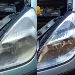 Reflektor samochodowy przed i po polerowaniu, widoczna znacząca różnica w przejrzystości klosza.