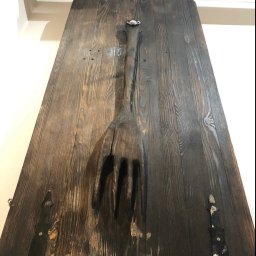 Rebus - Stolik z rozkładany z nogą w kształcie widelca