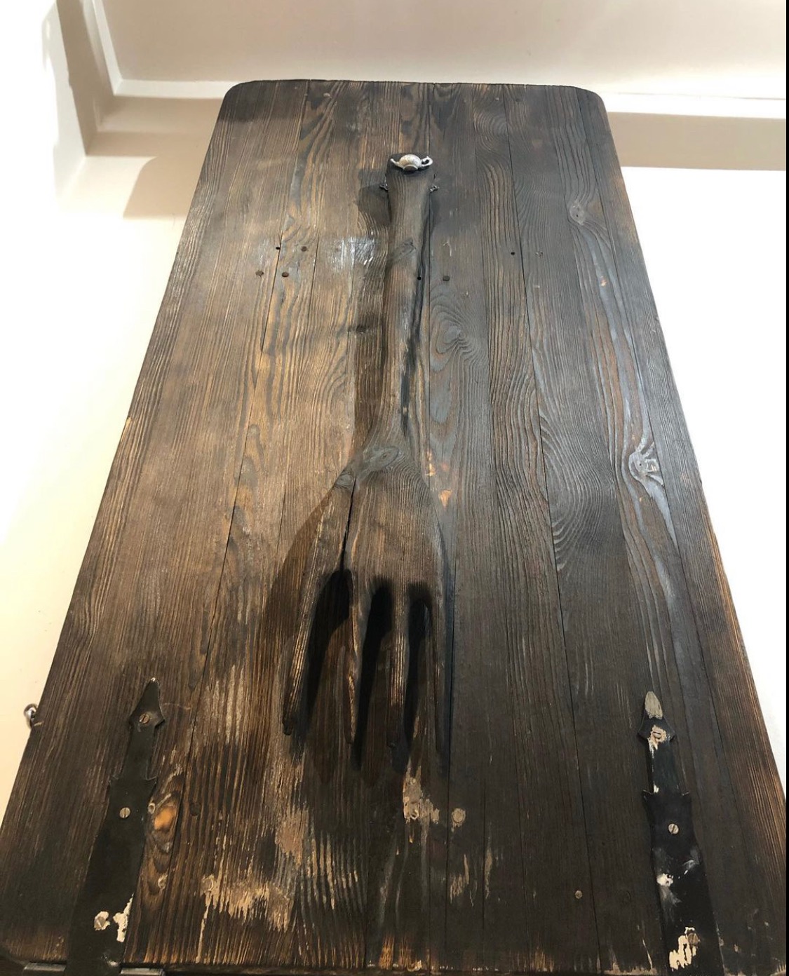 Stolik z rozkładany z nogą w kształcie widelca