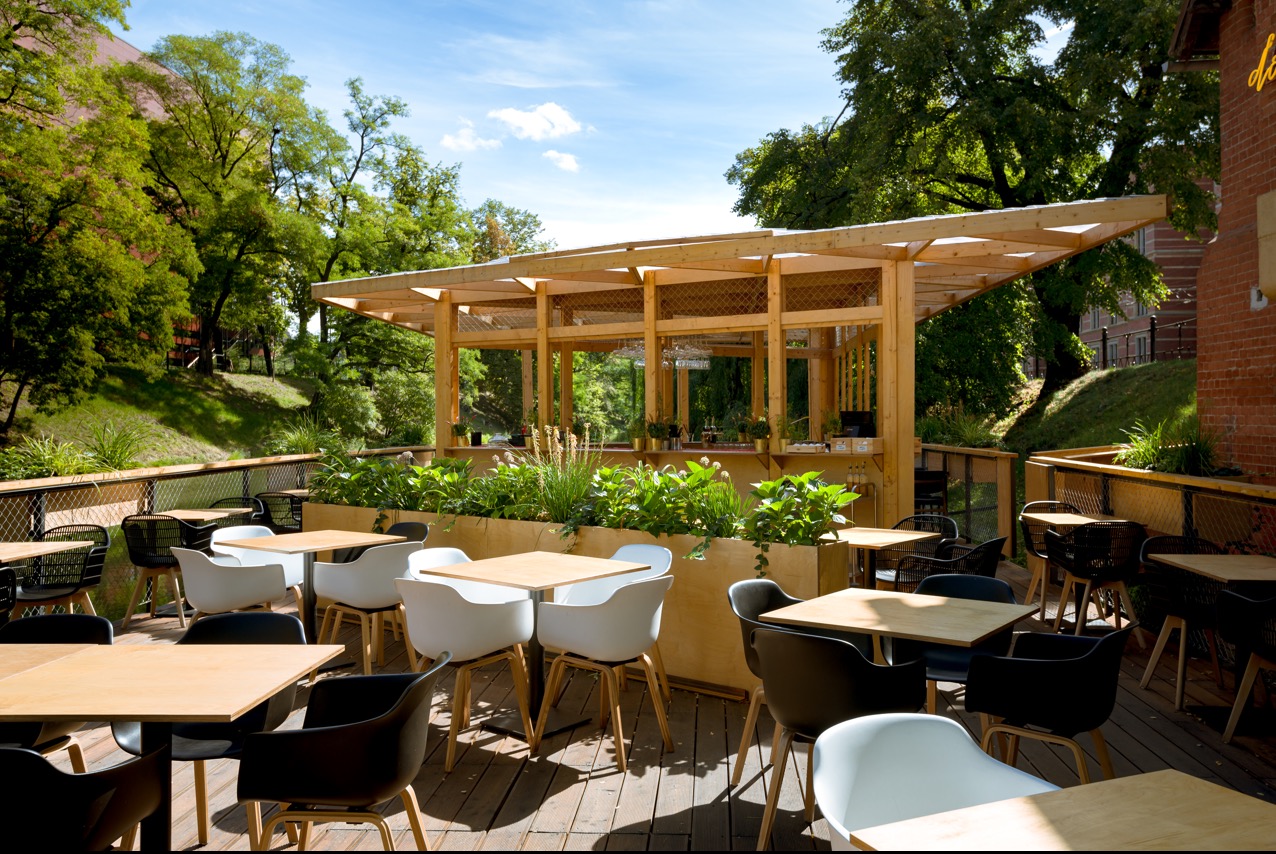 Zadaszenie geometryczne oraz bar - „Domek nad Fosą”