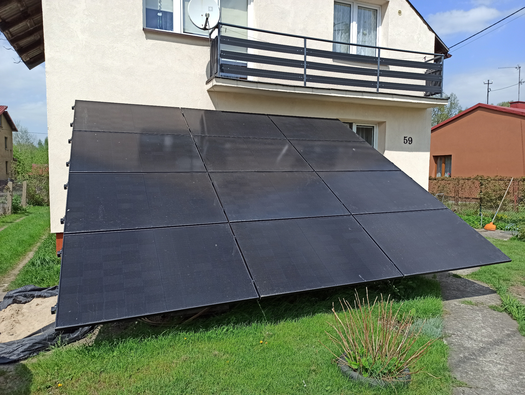 Instalacja fotowoltaiczna na gruncie z paneli Full Black