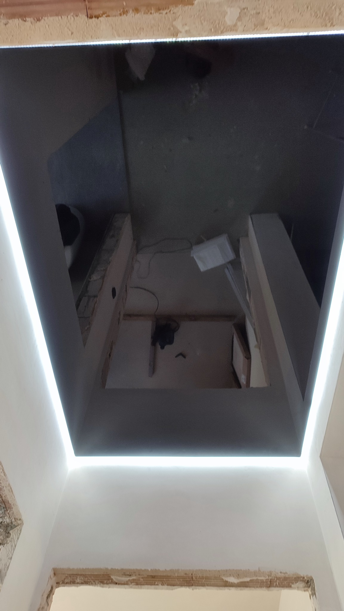 Sufit podwieszany z oświetleniem LED w trakcie montażu, widoczne elementy konstrukcji i instalacje.