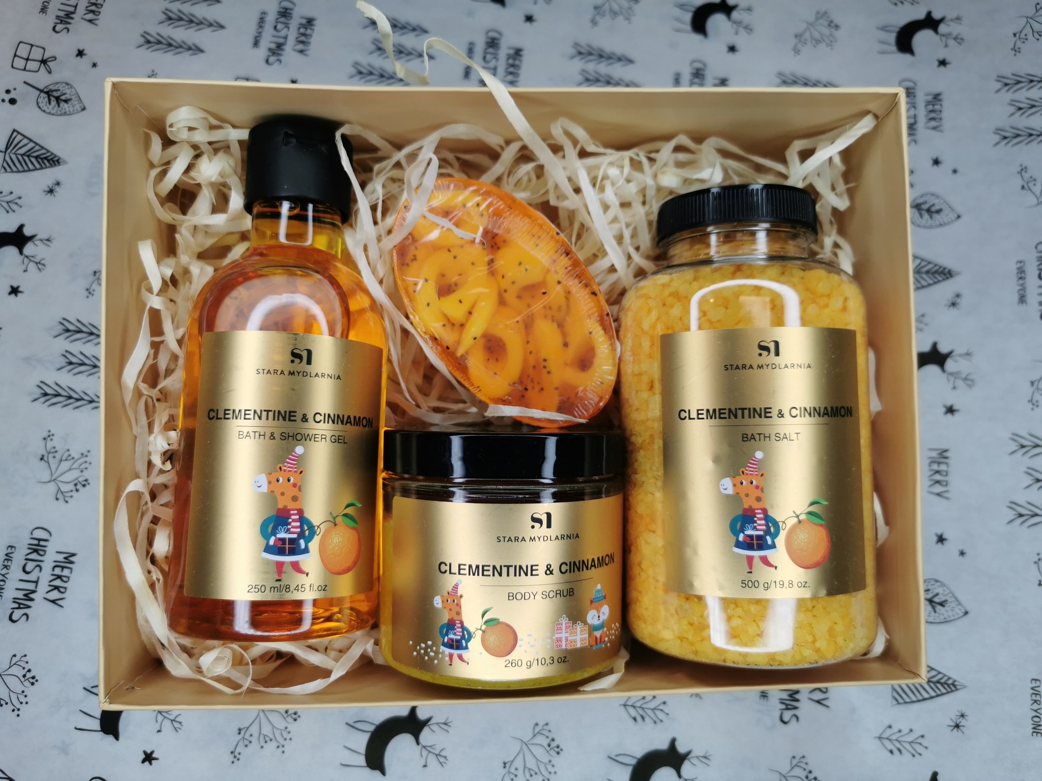 Zestaw prezentowy z kosmetykami Clementine & Cinnamon marki Stara Mydlarnia, zawierający żel do kąpieli i pod prysznic, sól do kąpieli, peeling do ciała oraz mydło, umieszczony w tekturowym pudełku...