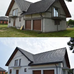 Porównanie stanu surowego i wykończonego domu jednorodzinnego z ciemną dachówką, ukazujące zmiany w wyglądzie elewacji po nałożeniu białego tynku i szarych akcentów.