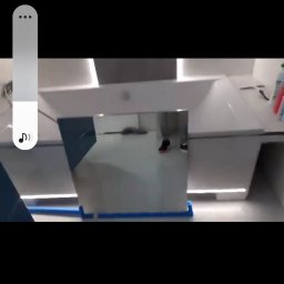 Kosmiczne Remonty - Nowoczesna, biała umywalka z podświetleniem LED, widoczna w lustrze odbijającym fragment podłogi i stopy osoby w sportowych butach.