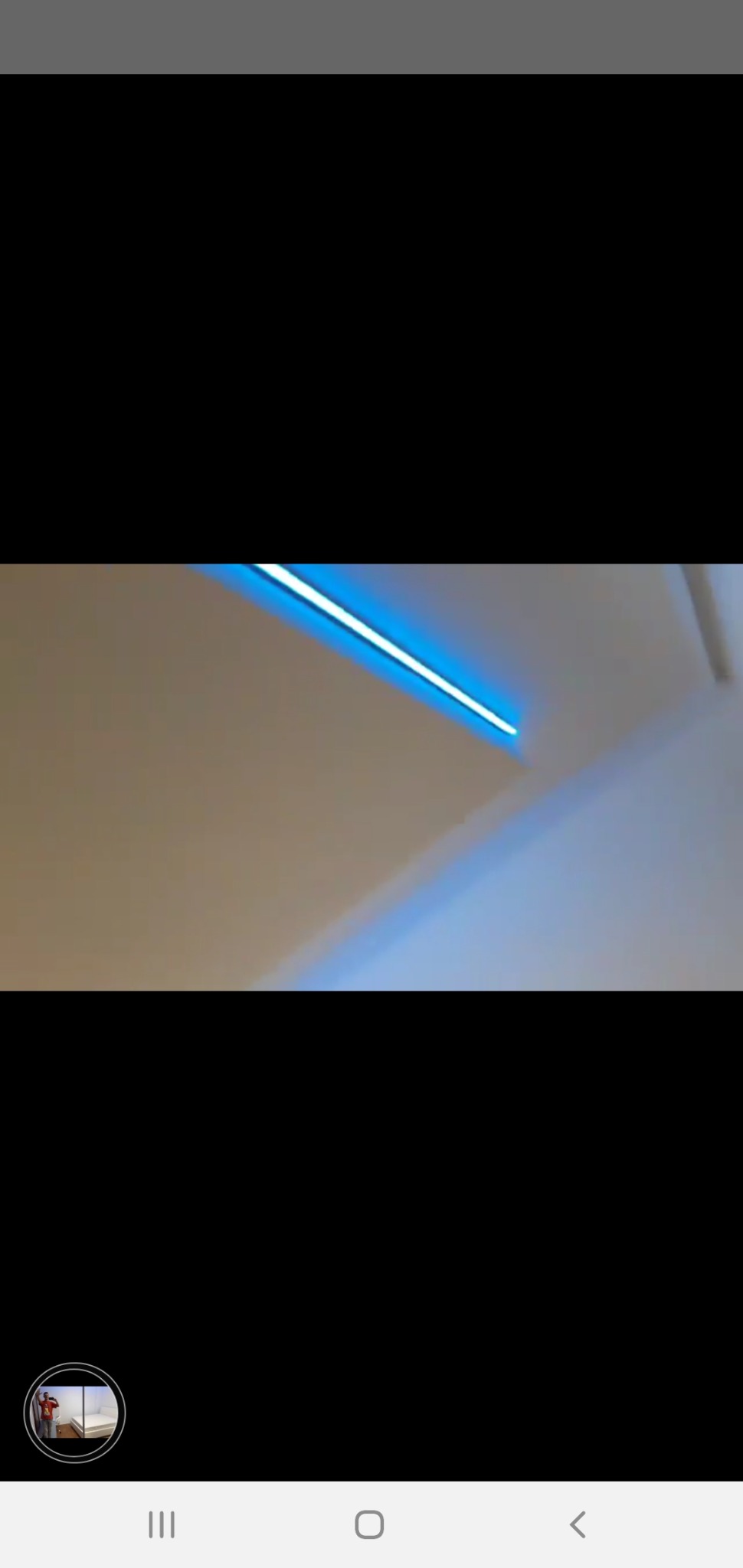 Niebieskie oświetlenie LED zamontowane w suficie podwieszanym, widok pod kątem.