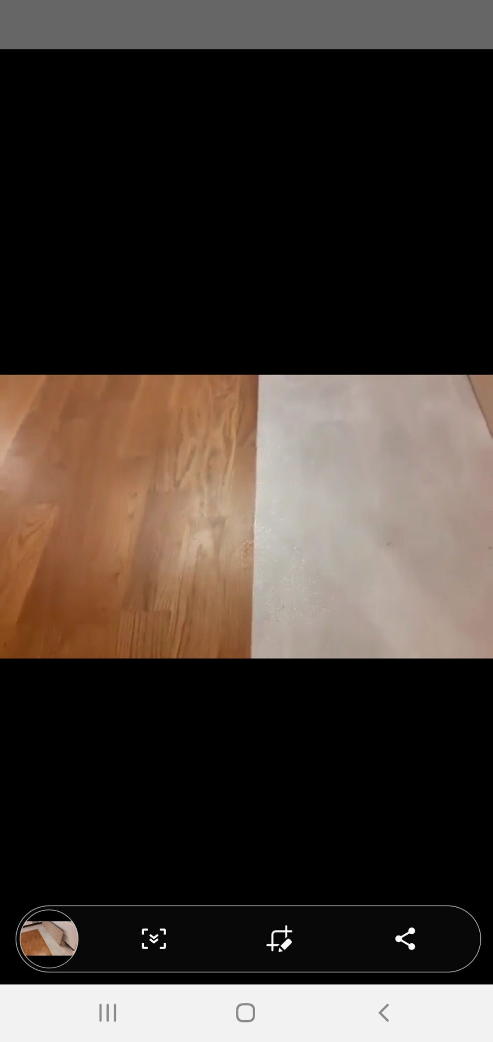 Fragment podłogi: połowa wykończona lakierowanym parkietem, druga połowa pokryta świeżo wylaną, jasną wylewką samopoziomującą, widoczne przejście między materiałami.