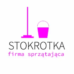 Logo firmy sprzątającej Stokrotka z grafiką mopa i wiadra w kolorze fuksji.