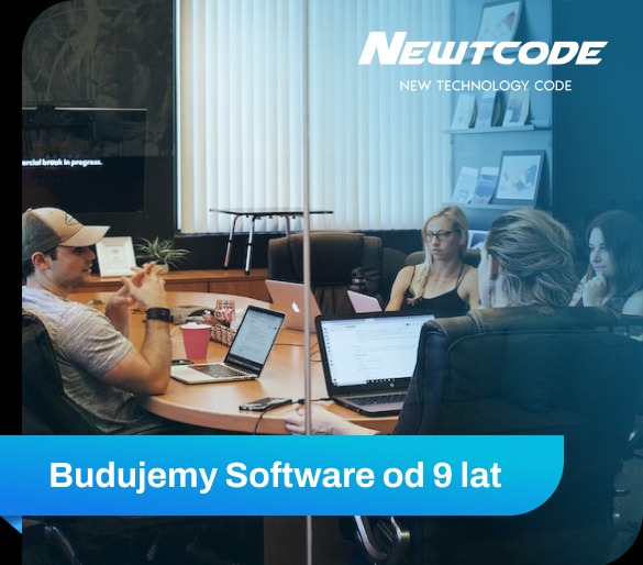 Zespół programistów podczas spotkania przy okrągłym stole z laptopami, widoczne logo firmy Newtcode i hasło 'Budujemy Software od 9 lat'.