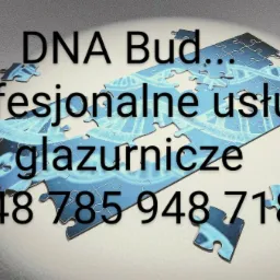 Reklama firmy DNA Bud z profesjonalnymi usługami glazurniczymi, przedstawiona w formie układanki puzzli z motywem DNA i numerem telefonu.