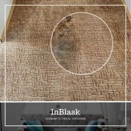 Krzysztof Kowalski - Brązowy dywan z geometrycznym wzorem, z widocznym, okręgiem zaznaczonym obszarem z plamą przed czyszczeniem, dolna część zdjęcia zawiera logo firmy InBlask z hasłem 'Zadbamy o Twoją tapicerkę'.