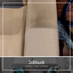 Sofa z widoczną różnicą w czystości tapicerki po zabiegu czyszczenia, z logo firmy oferującej usługi czyszczenia tapicerki na dole zdjęcia.