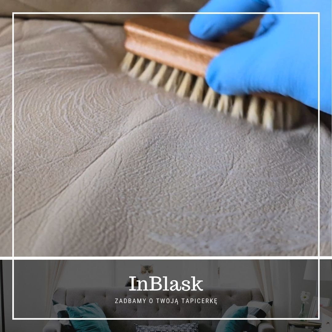 Szczotkowanie jasnej, skórzanej tapicerki sofy w celu usunięcia zabrudzeń, widoczna ręka w niebieskiej rękawicy, dolna część zdjęcia zawiera logo firmy InBlask z hasłem 'Zadbamy o Twoją tapicerkę'.