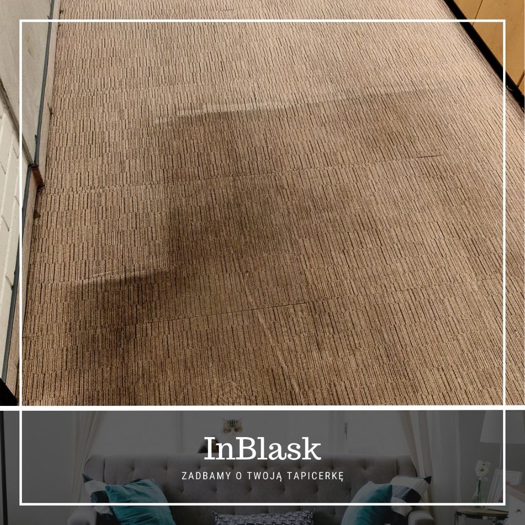 Beżowy dywan w bliskim ujęciu, z widocznym cieniem i logiem firmy 'InBlask' w dolnej części, obok zdjęcia sofy z poduszkami.