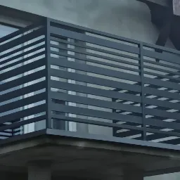 Nowoczesna, pozioma, metalowa balustrada balkonowa w kolorze grafitowym, z widocznym fragmentem elewacji budynku i dachu z czerwonej dachówki.