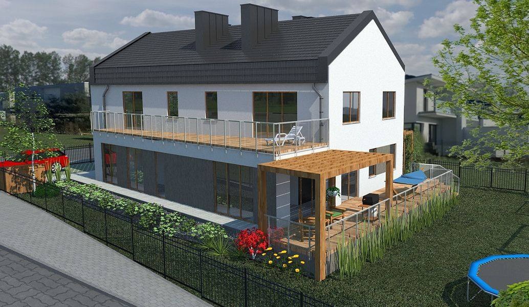 Wizualizacja dwukondygnacyjnego domu z balkonem z przeszkloną balustradą, drewnianym tarasem i pergolą, otoczonego zielenią i ogrodzeniem.