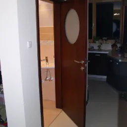 Drzwi wewnętrzne,również gięte.