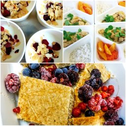 Restauracja Młyn Szulc Paweł - Kompozycja posiłków: jogurt z malinami i migdałami w białych miseczkach, danie z kurczaka z ryżem i warzywami w pojemnikach z przegródkami oraz deser z ciasta, mrożonych jagód i miodu na talerzu.