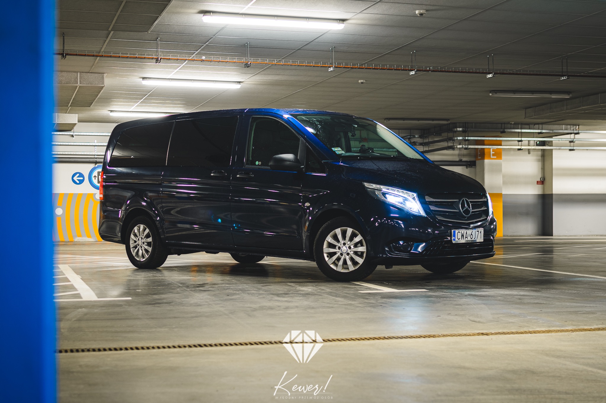 Niebieski van Mercedes-Benz Vito zaparkowany na parkingu podziemnym, widoczne światła przednie i tablica rejestracyjna CWA 6J71.