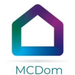 Logo firmy budowlanej: Stylizowany kontur domu w kolorach od zieleni przez fiolet do błękitu, podpisany 'MCDom'.