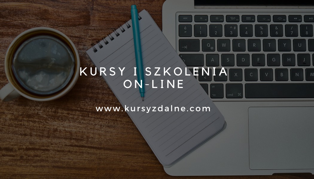 Aranżacja biurka z laptopem, notatnikiem z długopisem i kawą, promująca kursy i szkolenia online.