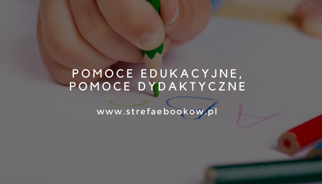 Dziecięca ręka trzyma zielony ołówek rysujący uśmiech na białej kartce, obok leżą kolorowe kredki, nad rysunkiem tekst 'POMOCE EDUKACYJNE, POMOCE DYDAKTYCZNE' i adres strony internetowej.