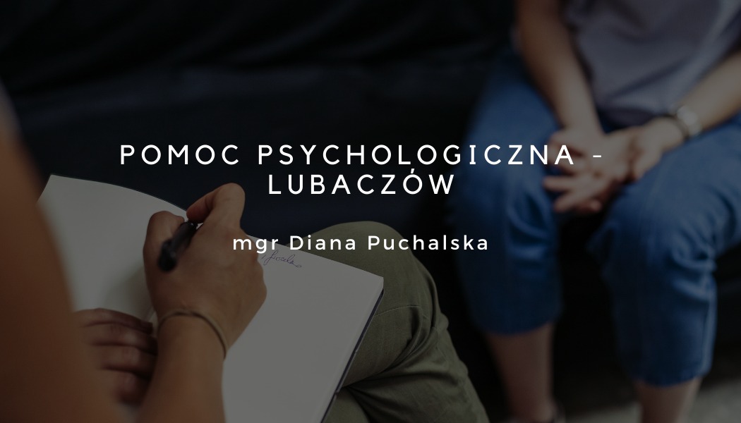 Sesja psychologiczna w Lubaczowie: osoba pisząca w notatniku podczas rozmowy z pacjentem, widoczne nogi pacjenta i napis 'Pomoc Psychologiczna - Lubaczów mgr Diana Puchalska'.