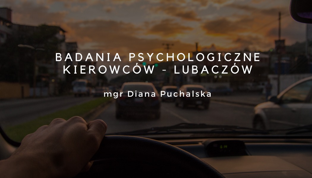 Widok z perspektywy kierowcy na ulicę miejską o zmierzchu, z nakładką tekstową 'Badania psychologiczne kierowców - Lubaczów mgr Diana Puchalska'.