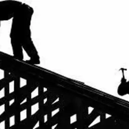 Sylwetki dwóch dekarzy pracujących na dachu, jeden wbija gwóźdź młotkiem, drugi trzyma młotek w dłoni, widoczne elementy konstrukcji dachu na tle jasnego nieba.