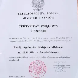 Certyfikat księgowy wydany przez Ministra Finansów RP dla Agnieszki Błażejewicz-Rybackiej, potwierdzający uprawnienia do usługowego prowadzenia ksiąg rachunkowych, z datą wydania 2010-08-02...