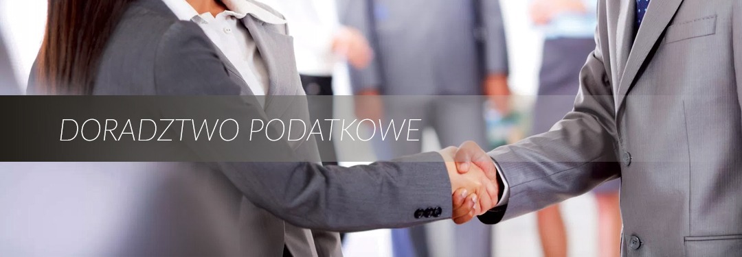 Uścisk dłoni dwóch osób w garniturach, symbolizujący zawarcie umowy lub partnerstwo biznesowe, z delikatnym rozmyciem tła.