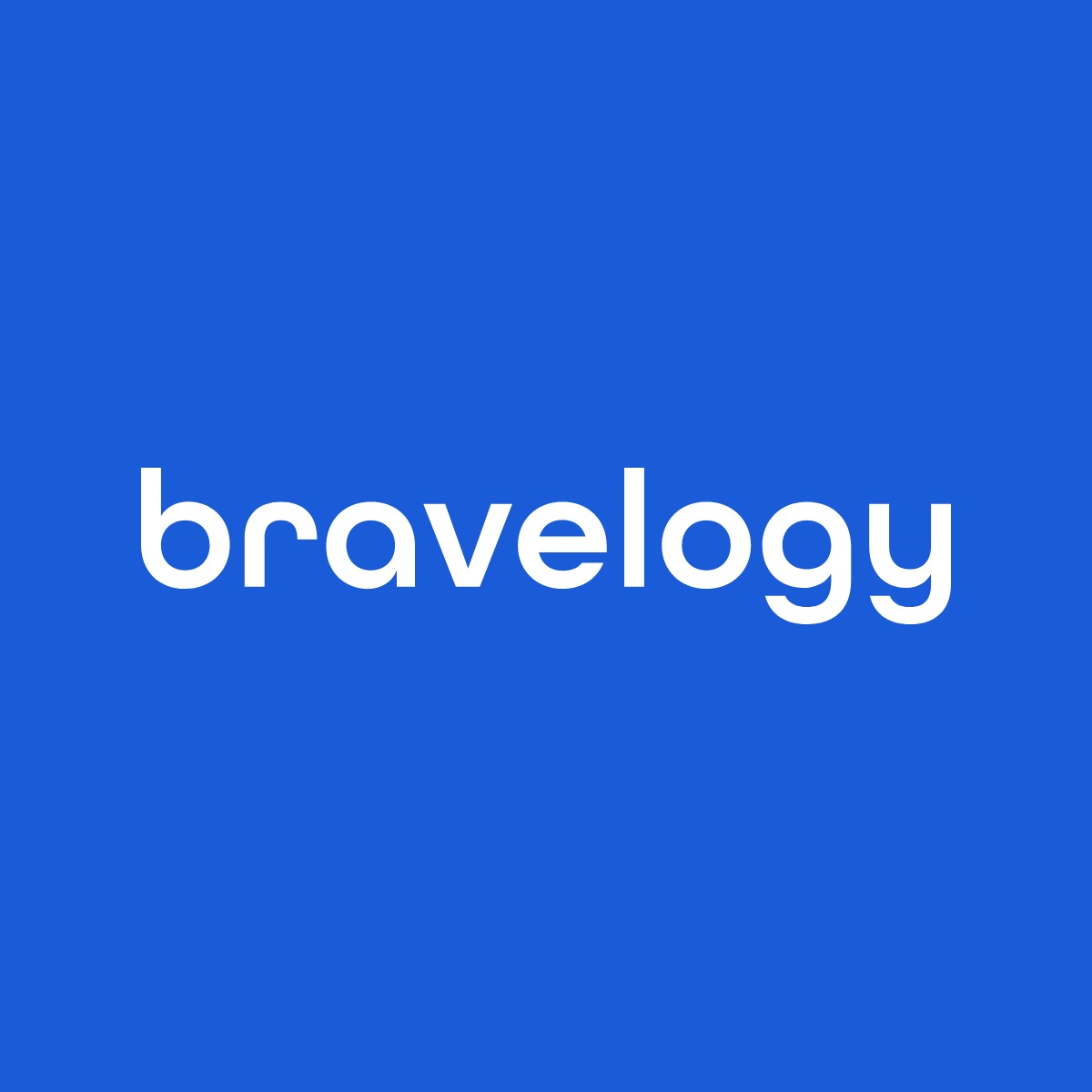 Logo firmy Braveology na jednolitym, niebieskim tle.