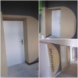 Sławomir Jurga - Korytarz biurowy z nowymi drzwiami i dekoracyjnym malowaniem ścian z oznaczeniami pomieszczeń: Sekretariat, Wicedyrektor.