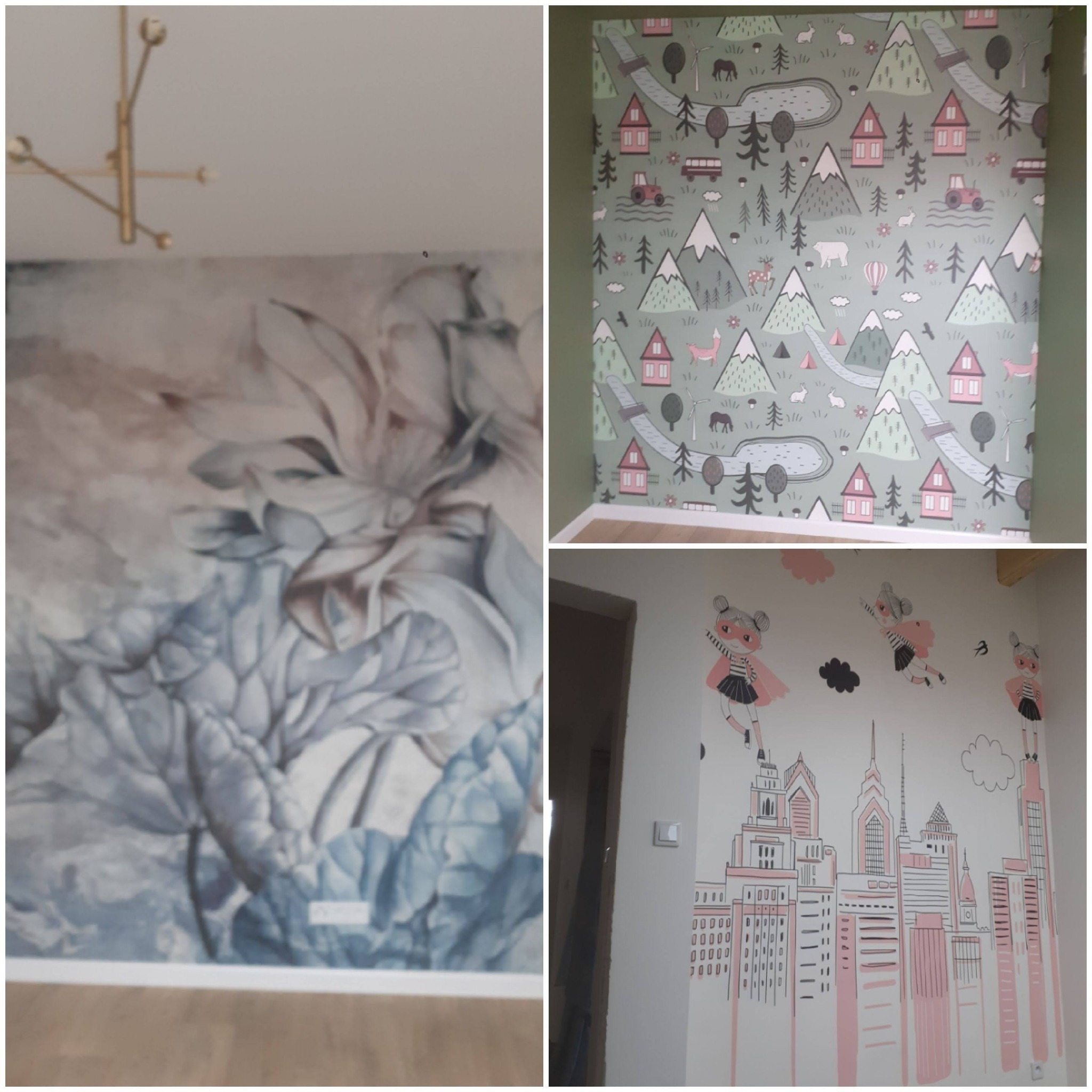 Trzy różne tapety na ścianach: abstrakcyjne kwiaty w odcieniach szarości i błękitu, dziecięca tapeta z motywem gór, zwierząt i domków, oraz rysunek miasta z postaciami superbohaterek.