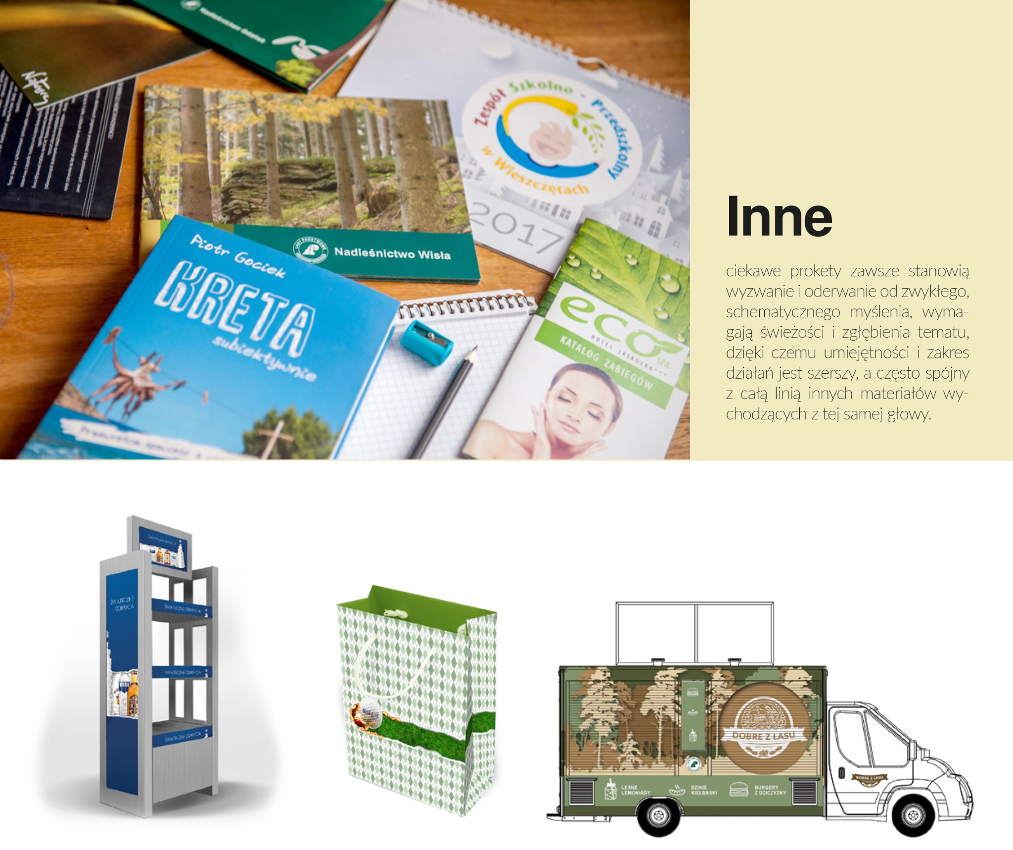 Zestaw materiałów reklamowych i informacyjnych na drewnianym stole: książka o Krecie, kalendarz, katalog SPA, ulotki Nadleśnictwa Wisła, wizualizacje stoiska i food trucka z motywem leśnym.
