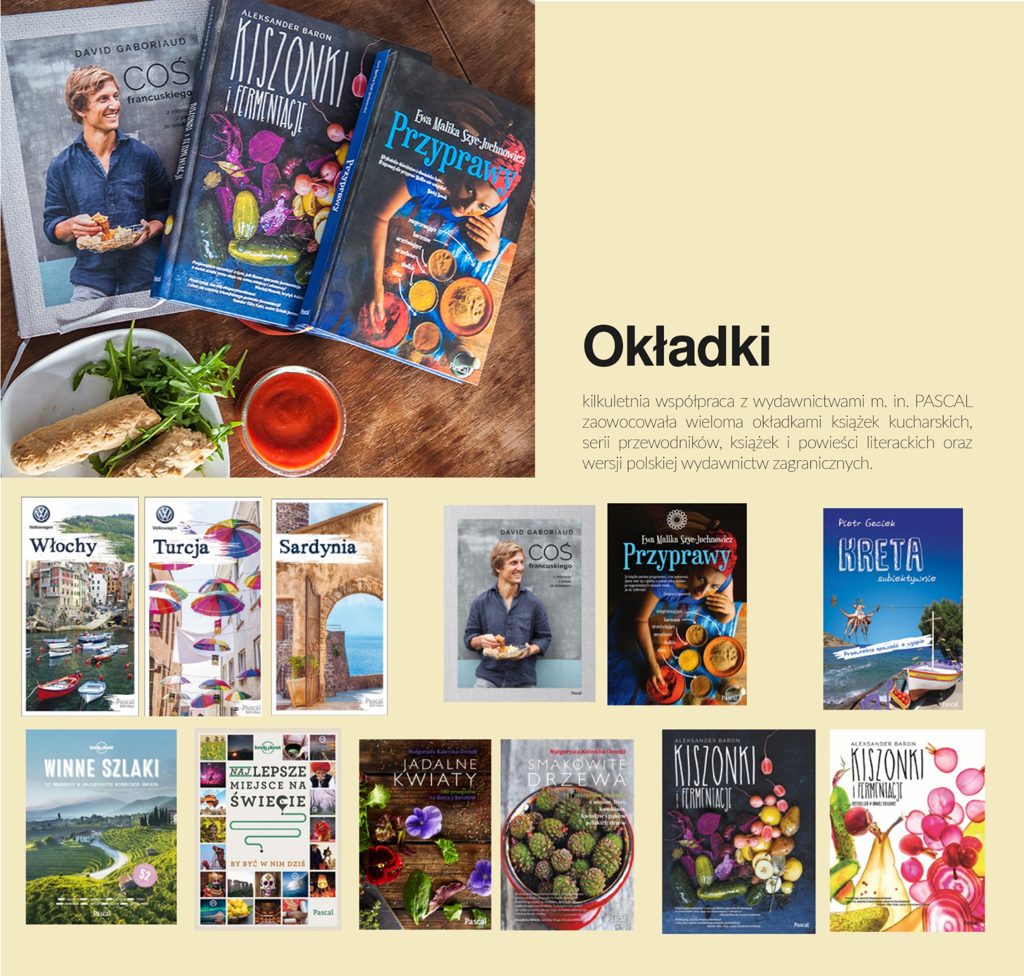Aranżacja okładek książek kucharskich i przewodników turystycznych wydawnictwa Pascal, z rekwizytami kulinarnymi i podróżniczymi, na drewnianym stole.
