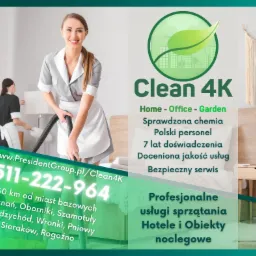 Uśmiechnięta kobieta w uniformie sprzątającym odkurza pokój hotelowy, w tle druga osoba czyści lampę, widoczne logo firmy Clean 4K i dane kontaktowe.