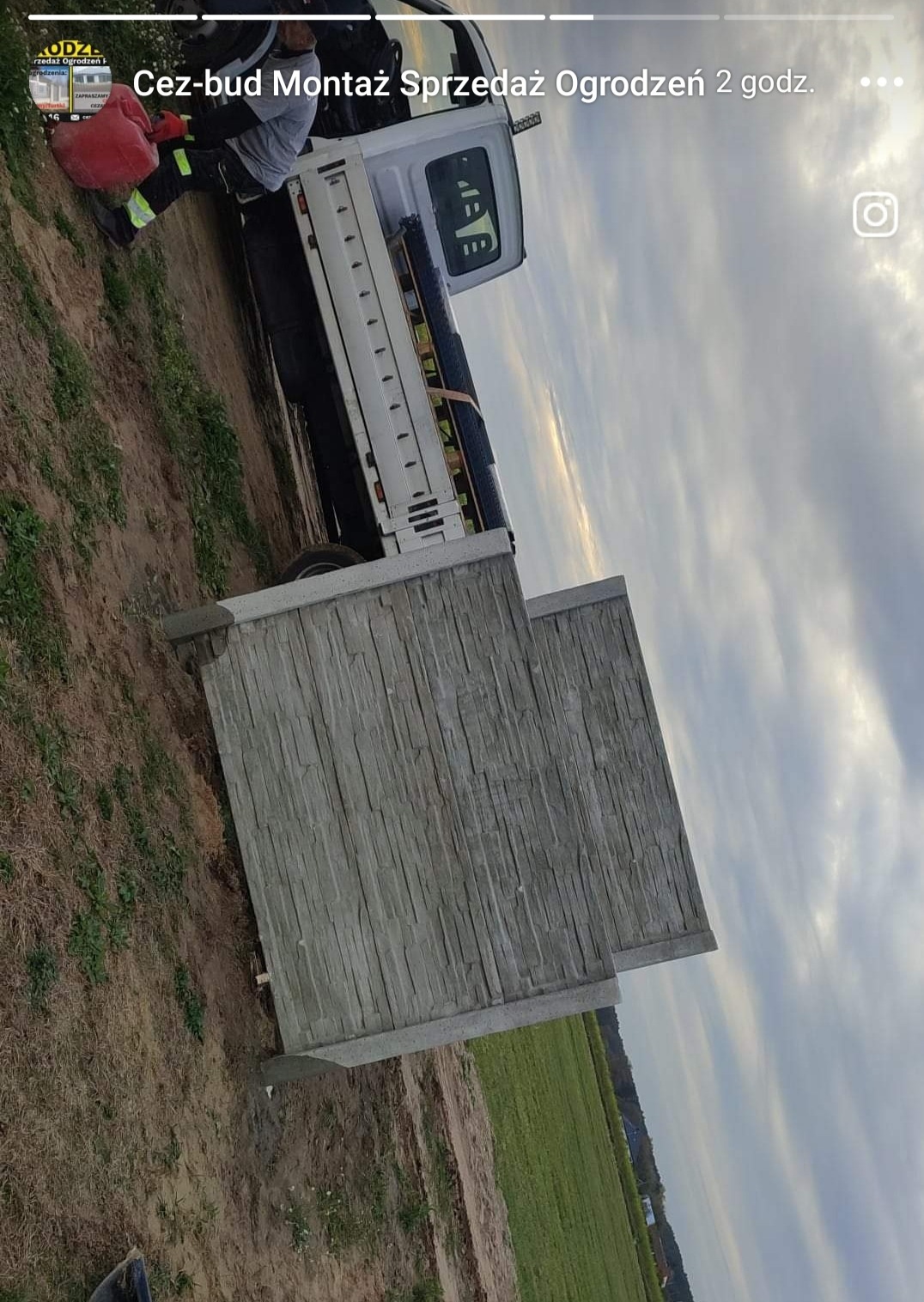 Fragment montowanego ogrodzenia panelowego z teksturą kamienia, widoczny samochód dostawczy firmy Cez-bud z napisem 'Montaż Sprzedaż Ogrodzeń'.