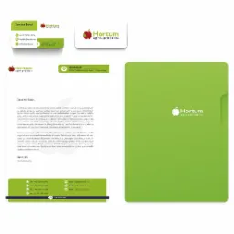 Zestaw materiałów firmowych z logo Hortum agro products: wizytówka, papier firmowy z pełnym tekstem oraz teczka w odcieniu zieleni.