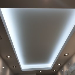 USŁUGI REMONTOWO-BUDOWLANE DAMIAN STĘPIEŃ - Nowoczesna łazienka z podwieszanym sufitem i punktowym oświetleniem LED, widok z dołu, białe ściany z połyskiem.