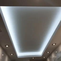 Nowoczesna łazienka z podwieszanym sufitem i punktowym oświetleniem LED, widok z dołu, białe ściany z połyskiem.