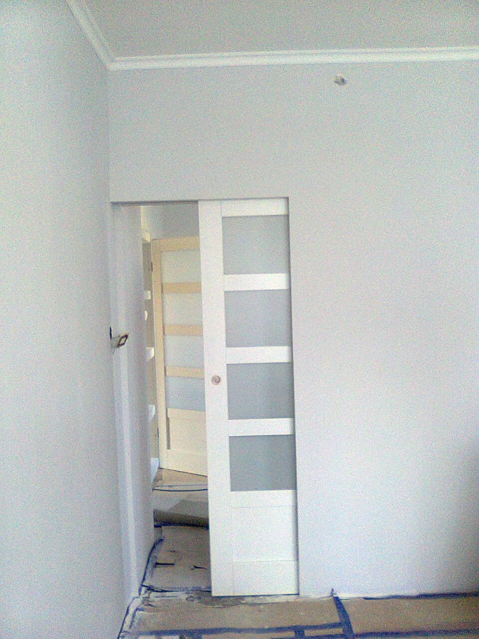 Drzwi suwane w ścianę.