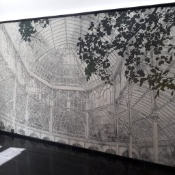 Inglot.glazura kompleksowe usługi glazurnicze - Fototapeta przedstawiająca szklarnię z motywem roślinnym na ścianie w pomieszczeniu z czarną, błyszczącą podłogą.