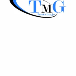 Logo firmy TMG Instalacje z niebieskimi literami T i G, czarną literą M oraz czarną i niebieską obwódką.